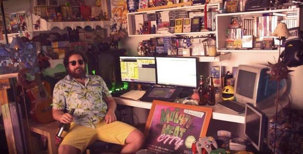 El estudio de Jacob Jazz, que el entrevistado llama Celery Emblems Gloomy Monster Indie Garage'.