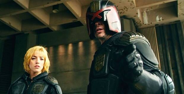 Fotograma de Dredd (2012) con el Juez Dredd (Karl Urban) y la aspirante a Juez Anderson (Olivia Thirlby)