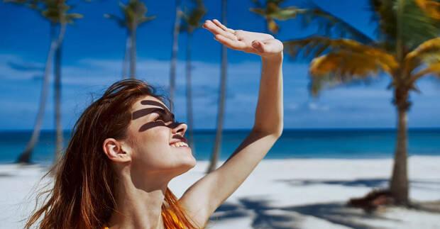 Mujer protegi�ndose del sol con una mano