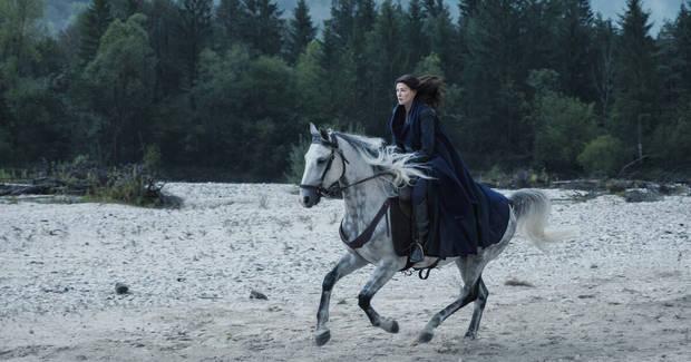Caballo Rosamund Pike