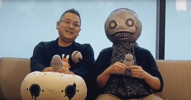 Yosuke Saito y Yoko Taro durante una entrevista