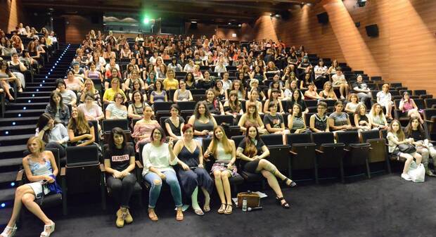 Uno de los Gaming Ladies, eventos organizados por y para que las mujeres del sector de los videojuegos pudieran compartir sus experiencias en torno a los videojuegos. Tur participó de forma activa, está en primera fila, con pantalón y camiseta negra.