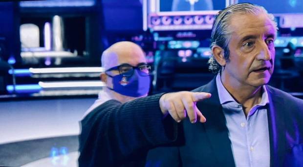 Sánchez dando indicaciones al periodista deportivo Josep Pedrerol durante el rodaje de “Acceso Ilimitado”.