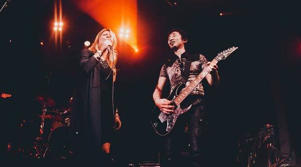 Mary Elizabeth McGlynn y Akira Yamaoka interpretando la m�sica de �Silent Hill� en directo.