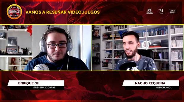 Gil durante una charla en Gamepolis en 2020 con el director de la revista Manual Nacho Requena.