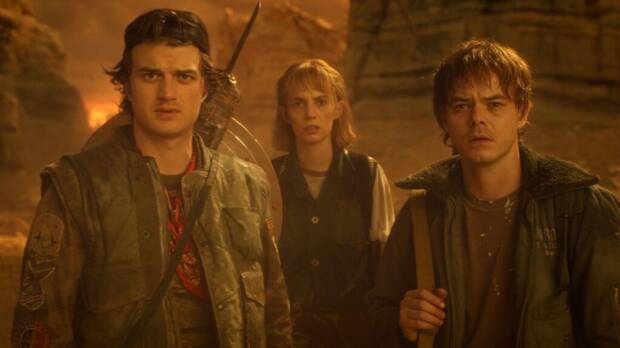 Charlie Heaton en Stranger Things junto a Joe Kerry y Maya Hawke