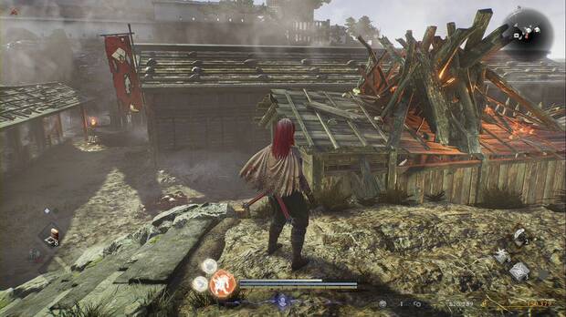 Nioh 3 - La fortaleza del miraje, kodama sobre un edificio en llamas en la zona del nurikabe