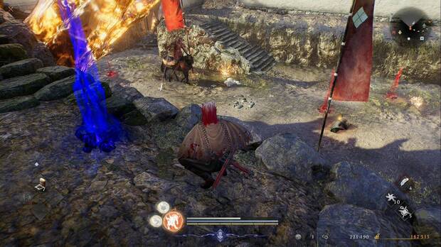 Nioh 3 - La fortaleza del miraje, samur�i a caballo cerca de la entrada del castillo de Futamata