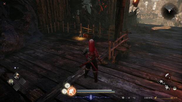 Nioh 3 - Una invasi�n feroz, cofre de Mikatagahara en la plataforma del c�clope que lanza rocas al campamento inferior