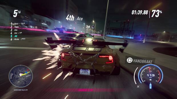 La carrera con la que arranca el juego es bastante espectacular, aunque el paso de conducir con este vehículo a los primeros que podremos comprar es bastante busco.