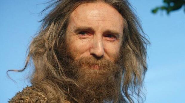 Los Anillos de Poder - Difrencias entre la serie y el libro: el hombe del meteorito sonriendo mientras espera a Nori