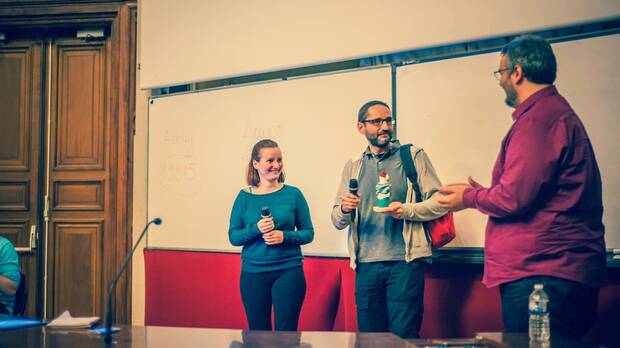 Luis Oliván recogiendo el premio Media Choice otorgado a 'Do Not Feed the Monkeys' en IndieCade Europe 2017 - París. (Foto: IndieCade).
