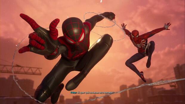 Marvel's Spider-Man 2 - Cómo subir rápido de nivel: imagen de Peter y Miles balanceándose