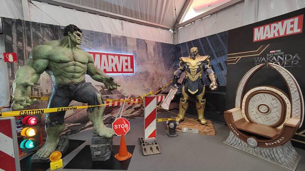Grandes figuras de Hulk y Thanos y el trono de Wakanda en la zona Marvel.
