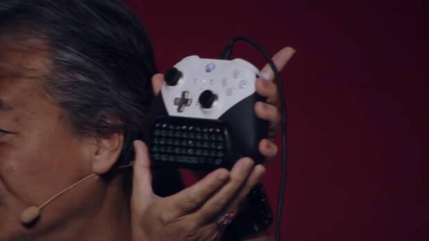 Sakaguchi mostrando en el Fan Festival 2023 de Final Fantasy un mando de XBX personalizado