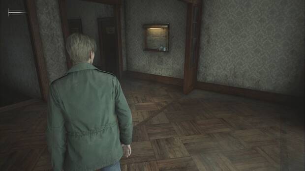 Silent Hill 2 Remake - Hotel Lakeview: ubicación del mapa del Hotel Lakeview nada más entrar desde los jardines