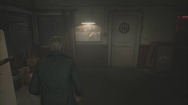 Silent Hill 2 Remake - Hotel Lakeview: ubicación del mapa de empleados en la sala delante del ascensor