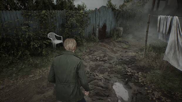 Silent Hill 2 Remake - Calles de Silent Hill: puerta de madera ensangrentada por la que salir de los jardines traseros de la zona residencial