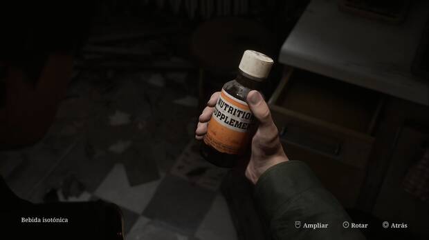 Silent Hill 2 Remake - Calles de Silent Hill: bebida isotónica en un cajón de la cocina de la zona residencial