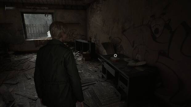 Silent Hill 2 Remake - Calles de Silent Hill: jeringa sobre una cómoda en una habitación de la casa donde está el primer monstruo