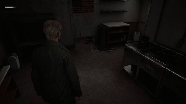 Silent Hill 2 Remake - Calles de Silent Hill: respiradero junto al suelo de la cocina del Happy Burger que lleva al almacén