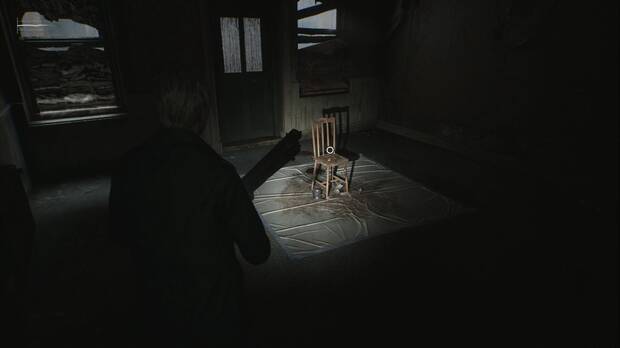 Silent Hill 2 Remake - Apartamentos Wood Side: llave de las escaleras pequeñas (P2) en una silla de la habitación 205