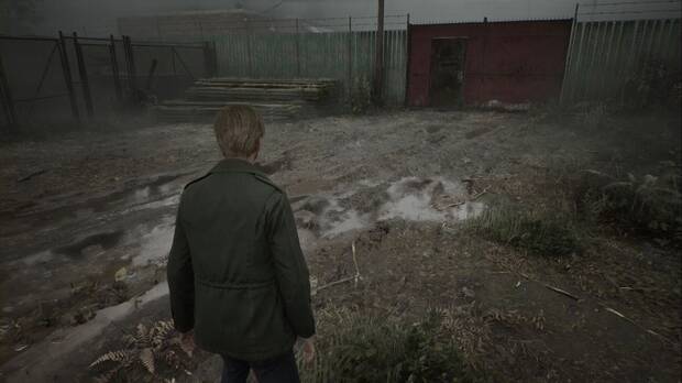 Silent Hill 2 Remake - Prólogo: muro metálico rojo cerrado junto al rancho de Silent Hill