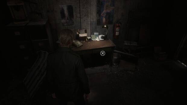 Silent Hill 2 Remake - Prólogo: mesa con la llave del taller de recambios