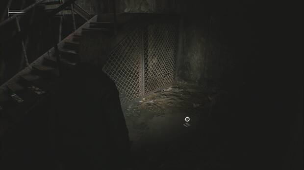 Silent Hill 2 Remake - Apartamentos Blue Creek: fotografía Siempre juntos al lado de las escaleras que llevan a la segunda planta de los Apartamentos Blue Creek