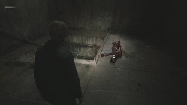 Silent Hill 2 Remake - Apartamentos Blue Creek: cadáver en las escaleras a la primera planta con el atisbo #8