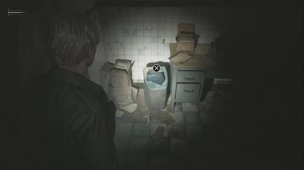 Silent Hill 2 Remake - Hospital Brookhaven: papelera de la lavandería con el atisbo #11