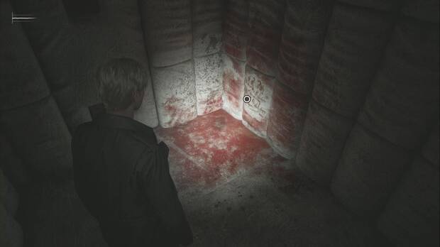 Silent Hill 2 Remake - Hospital Brookhaven: mancha de sangre de la habitación I4 donde se consigue el atisbo #15
