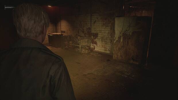 Silent Hill 2 Remake - Hospital Brookhaven (Otro Mundo): carrito y armario bloqueando la salida de la Lavandería