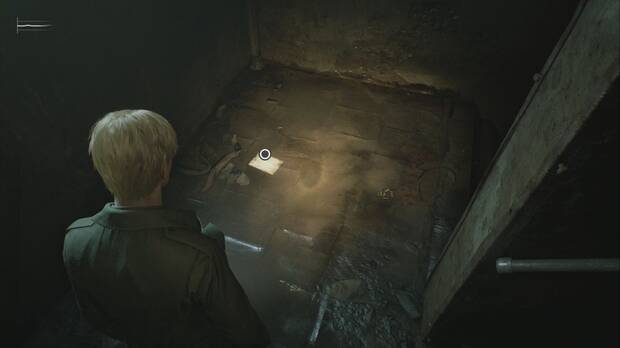 Silent Hill 2 Remake - Hospital Brookhaven (Otro Mundo): Nota siniestra en el suelo, tras la estatua donde se colocan los anillos