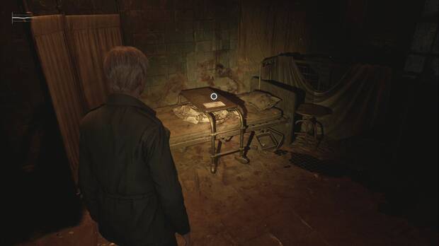 Silent Hill 2 Remake - Hospital Brookhaven (Otro Mundo): nota de un paciente sobre una mesita en la Sala de observación