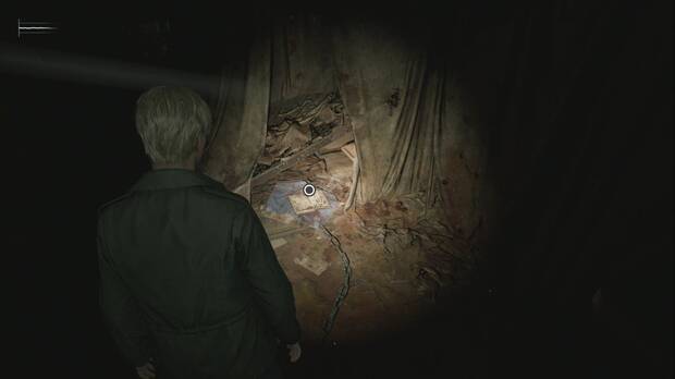 Silent Hill 2 Remake - Hospital Brookhaven (Otro Mundo): página de un calendario en el suelo de la sala M2