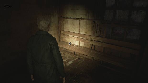 Silent Hill 2 Remake - Hospital Brookhaven (Otro Mundo): fotografía No deben enterarse en un banco de la Piscina