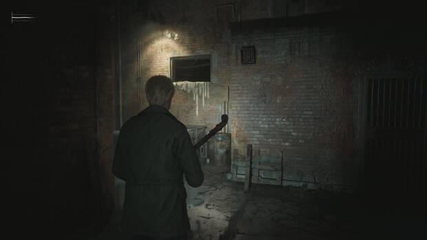 Silent Hill 2 Remake - Calles de Silent Hill (Otro Mundo): ventanuco en el callejón trasero del Bar Neely por el que entrar a la Cafetería American
