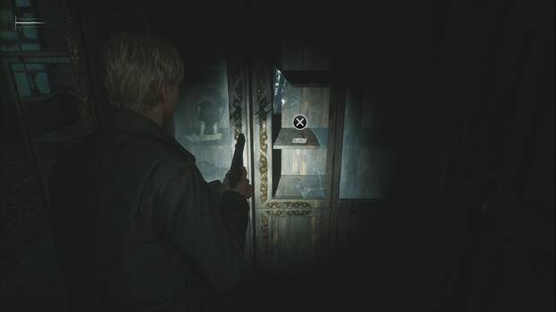 Silent Hill 2 Remake - Calles de Silent Hill (Otro Mundo): fotografía El nuevo reloj en una de las vitrinas de la Sociedad histórica de Silent Hill