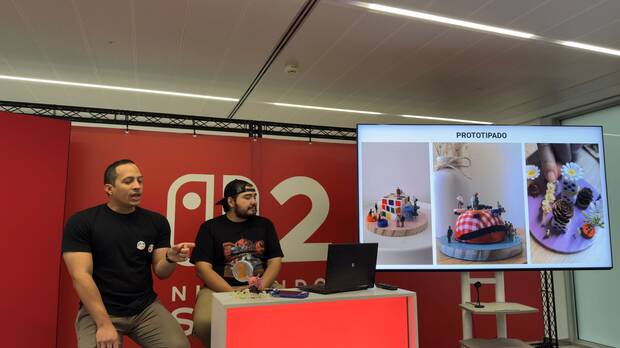 Virgilio Cortez y Óscar Méndez enseñan algunos de los dioramas prototipados para Tiny Builds 2.