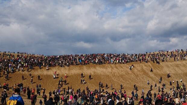 Miles de japoneses buscando Pokmon toman las Dunas de Tottori  Imagen 2