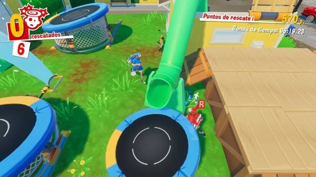 Es posible interactuar con multitud de objetos que se encuentran en los escenarios, como estas camas elásticas que tenéis aquí.