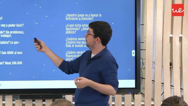 Ludipe impartiendo una charla.