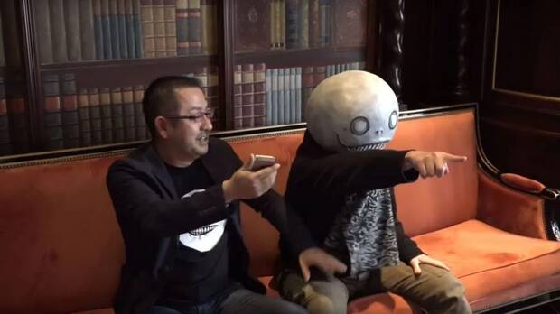 Yosuke Saito y Yoko Taro durante una entrevista