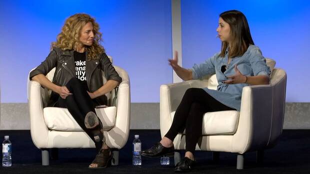 Claudia Black (Chloe Frazer) y Laura Bailey (Nadine Ross), durante el panel de Uncharted: The Lost Legacy en el PlayStation Experience 2016.