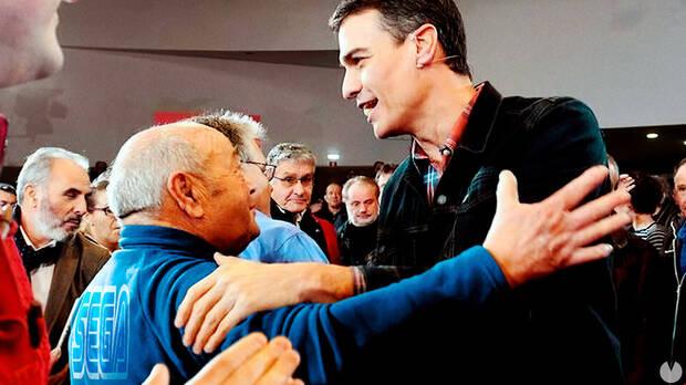 Pedro Sánchez saluda a Benito, un veterano de la guerra de consolas que defendió 'Aladdin' de Mega Drive frente a la versión de Super Nintendo.