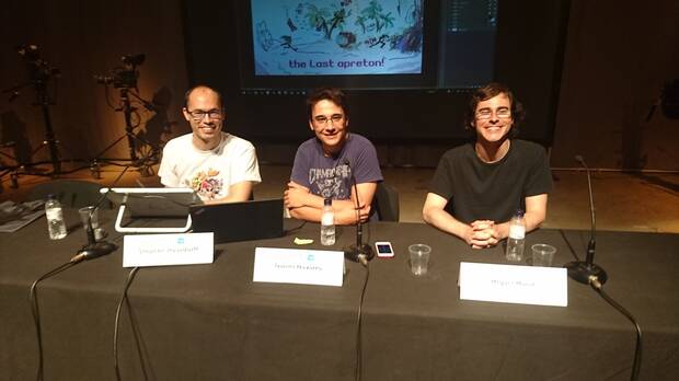 De izquierda a derecha: Stephen Hausdorff (Halfbrick), Daniel Navarro (Dolores Entertainment) y Murat, dando una charla.