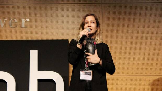 Mirella Díez recogiendo un premio Pulga en Gamelab al mejor audio por RiME en 2017