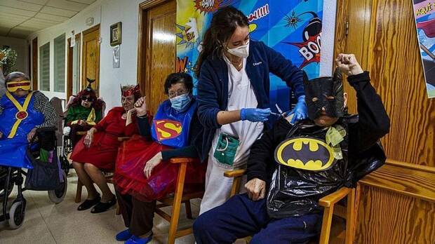 Ancianos disfrazados de superh�roes para recibir la vacuna del COVID-19