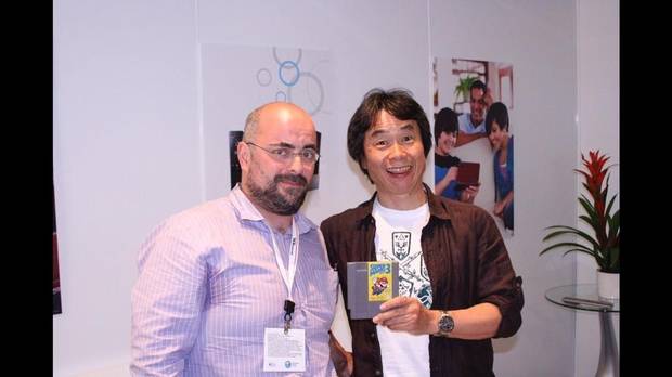 En su segunda entrevista con Miyamoto Sánchez llevó un cartucho para que se lo firmase el director creativo de Nintendo.